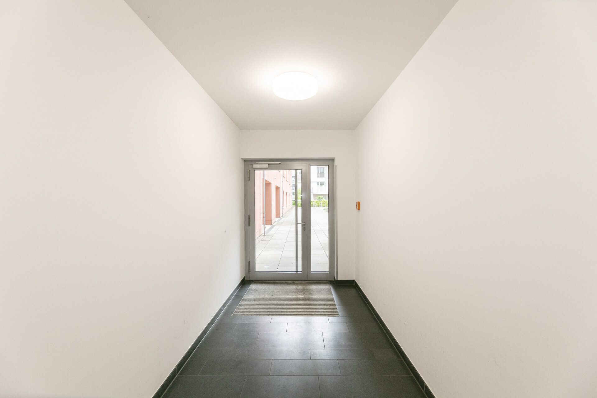 Immobilienangebot - Neu-Ulm - Alle - Wohnen an der Donau: 
Exklusive EG-Wohnung mit Gartenanteil