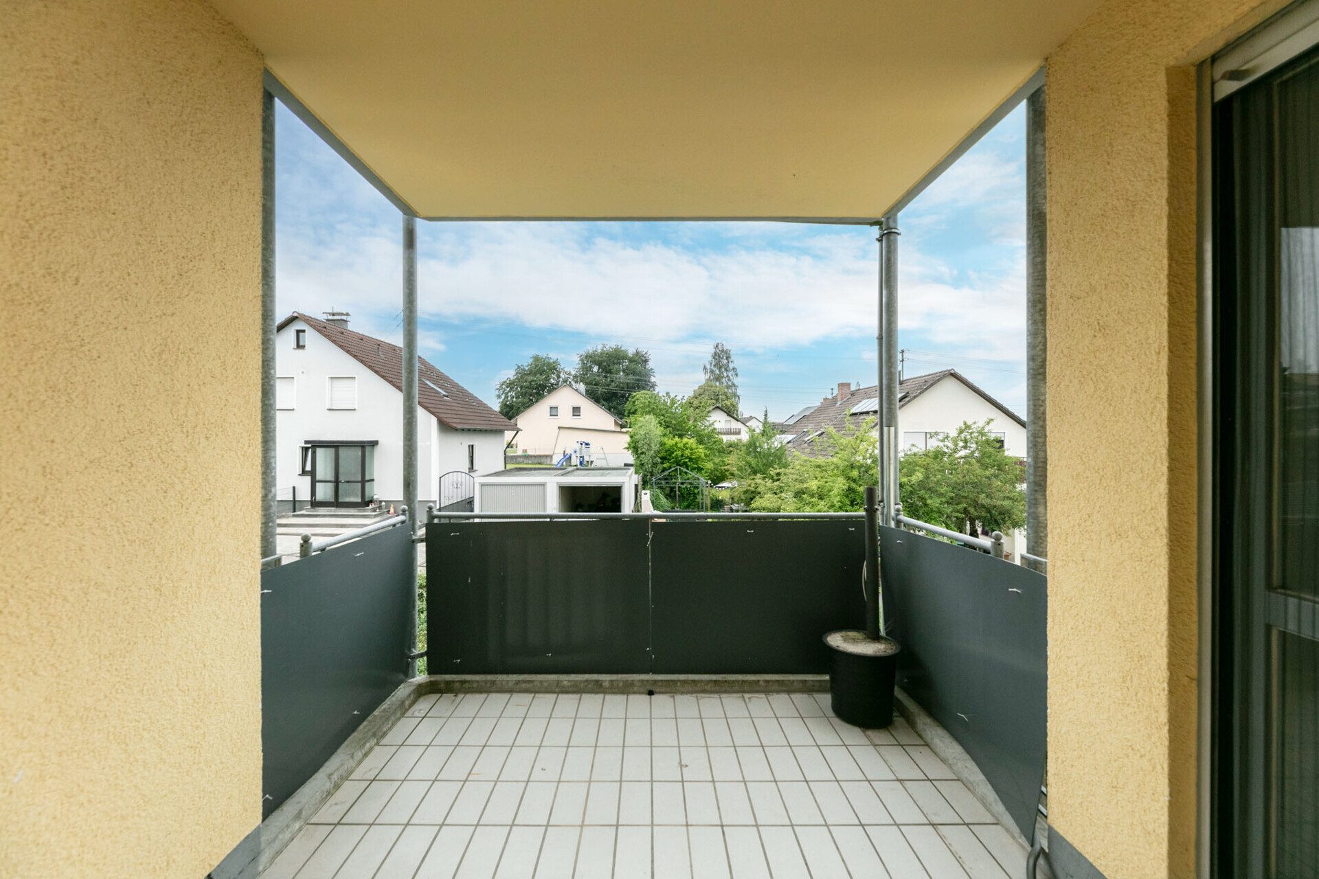 Immobilienangebot - Ichenhausen - Alle - Einziehen oder clever investieren: Hübsche 3-Zimmer-Wohnung mit Loggia & TG