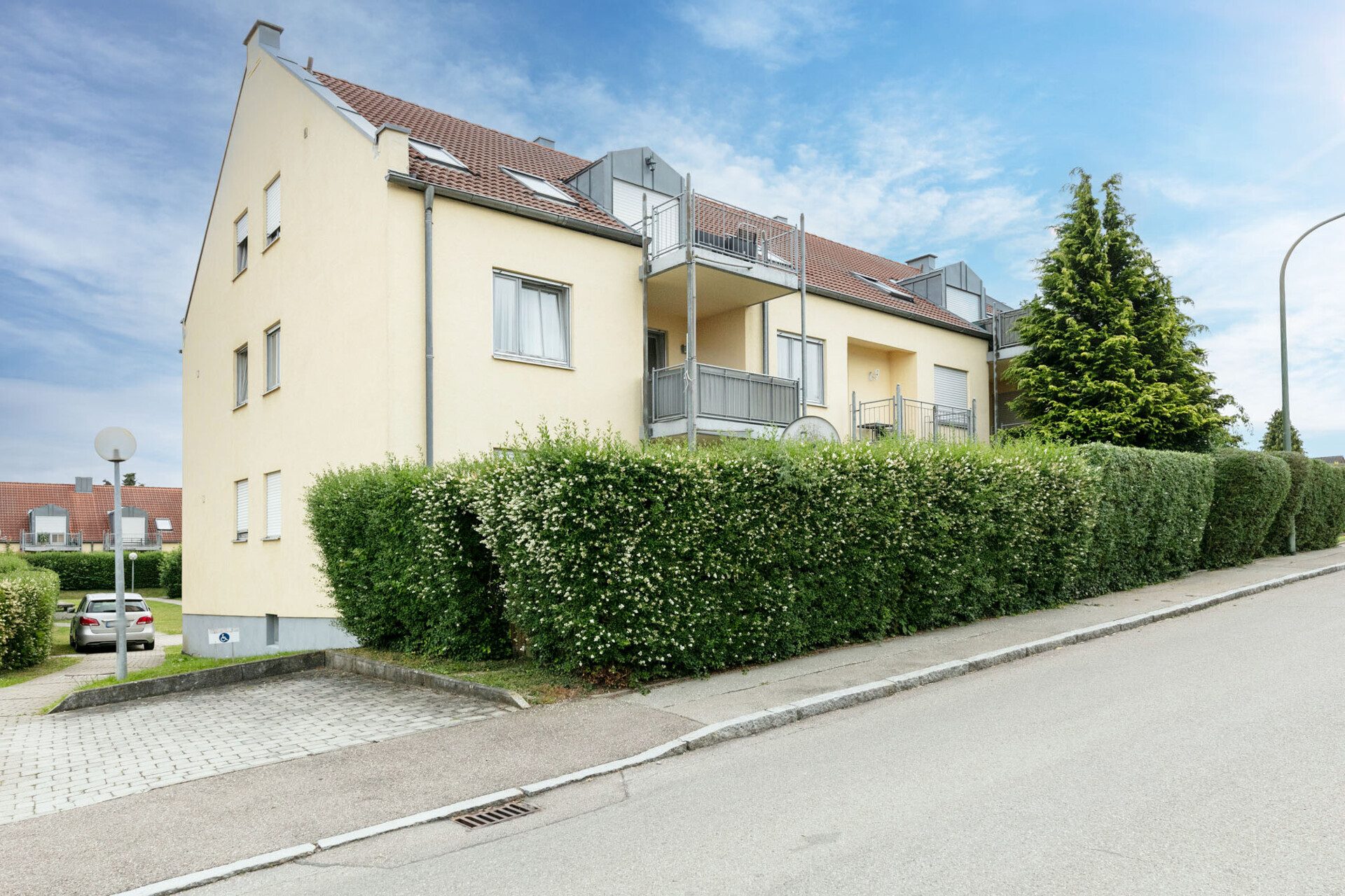 Immobilienangebot - Ichenhausen - Alle - Einziehen oder clever investieren: Hübsche 3-Zimmer-Wohnung mit Loggia & TG