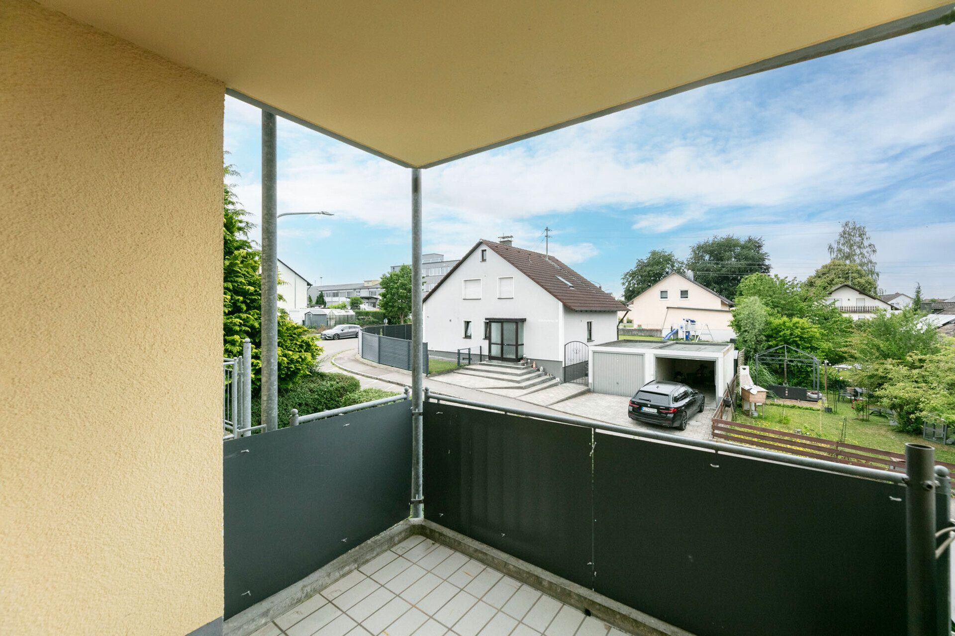 Immobilienangebot - Ichenhausen - Alle - Einziehen oder clever investieren: Hübsche 3-Zimmer-Wohnung mit Loggia & TG