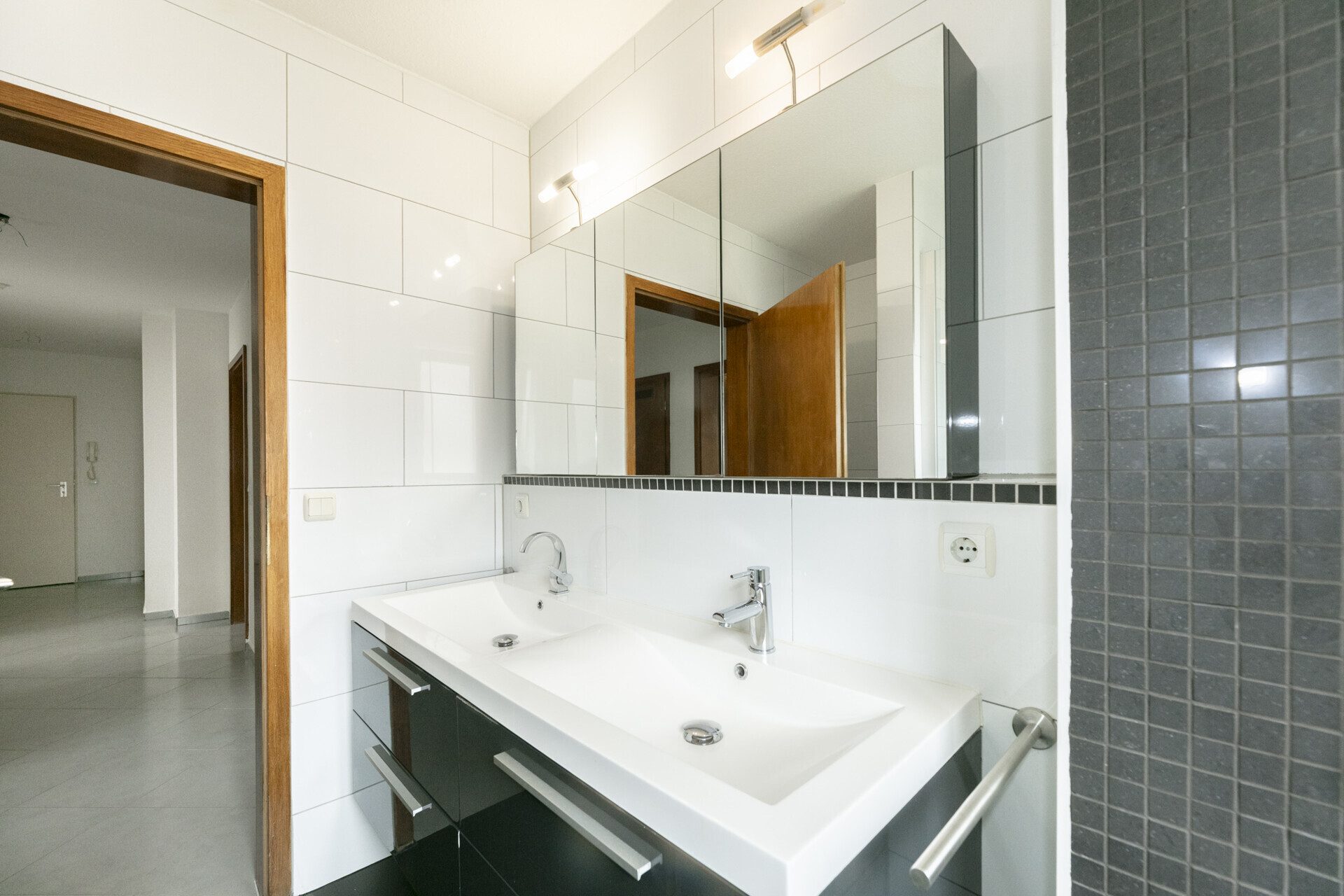 Immobilienangebot - Ichenhausen - Alle - Einziehen oder clever investieren: Hübsche 3-Zimmer-Wohnung mit Loggia & TG