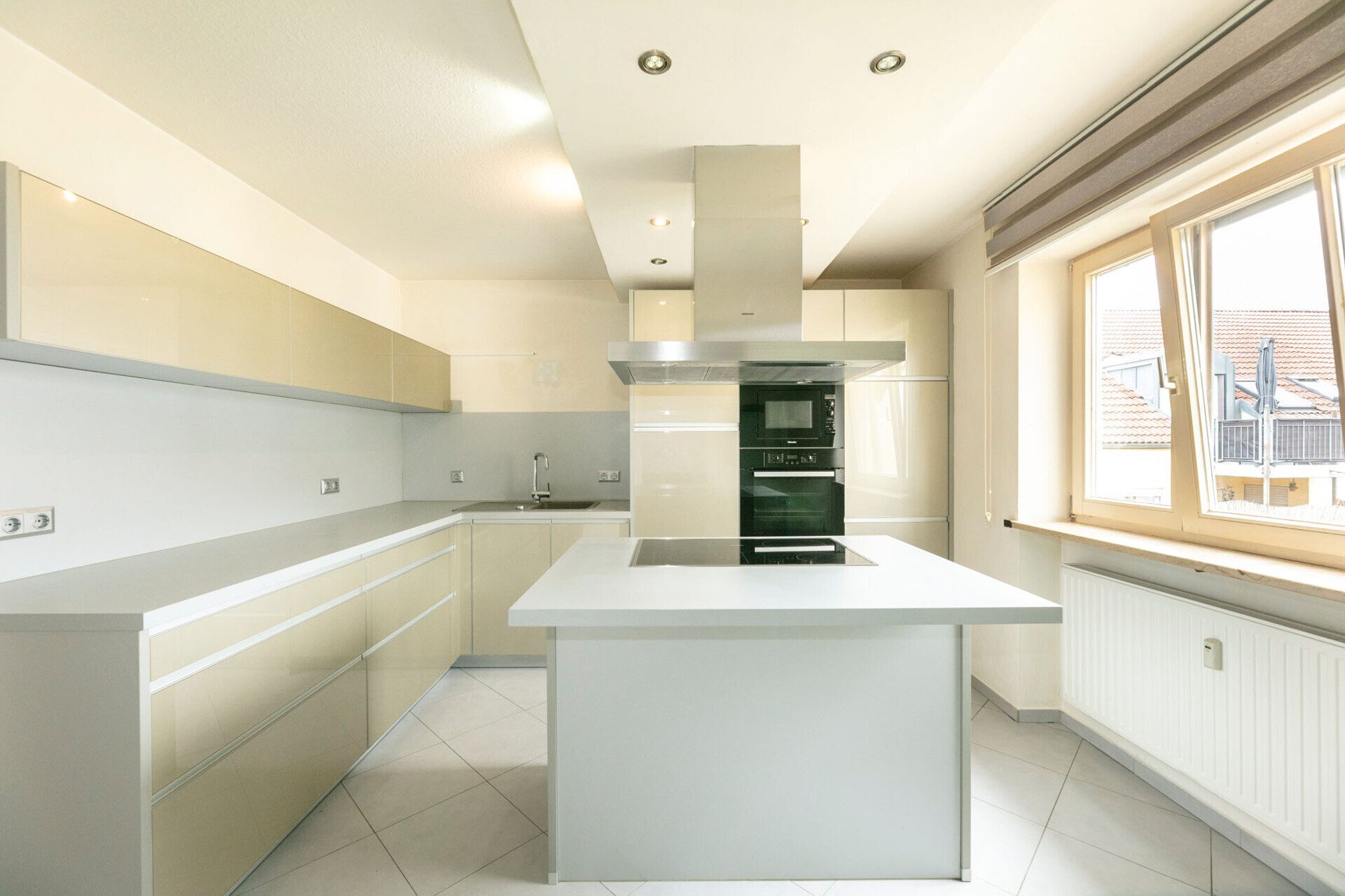 Immobilienangebot - Ichenhausen - Alle - Einziehen oder clever investieren: Hübsche 3-Zimmer-Wohnung mit Loggia & TG