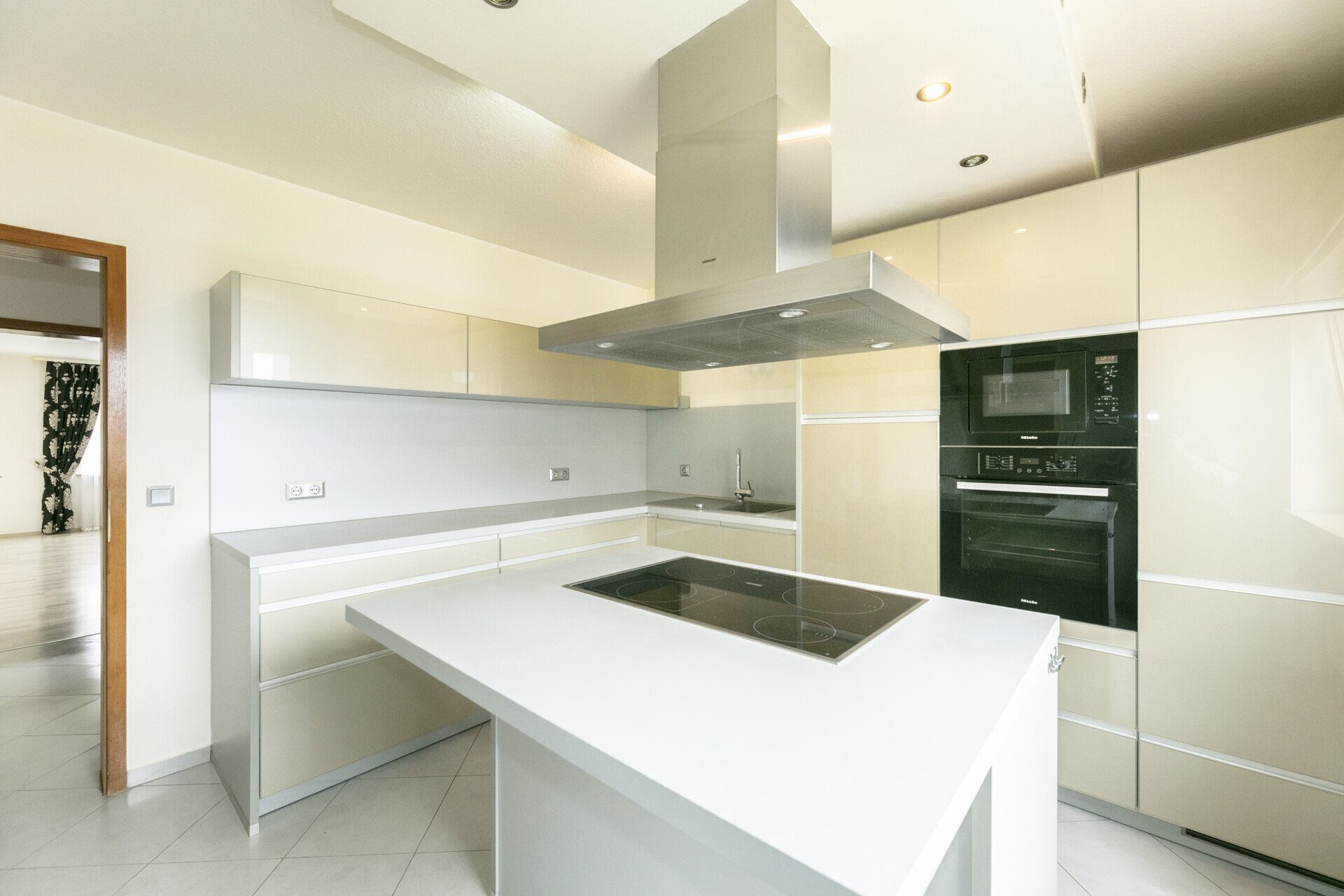 Immobilienangebot - Ichenhausen - Alle - Einziehen oder clever investieren: Hübsche 3-Zimmer-Wohnung mit Loggia & TG