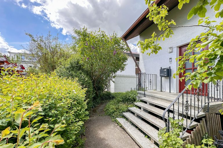 Immobilienangebot - Ulm/Söflingen - Alle - Söflingen: Ein Haus voller Möglichkeiten! 
DHH mit Garten, großer Terrasse und Kamin.