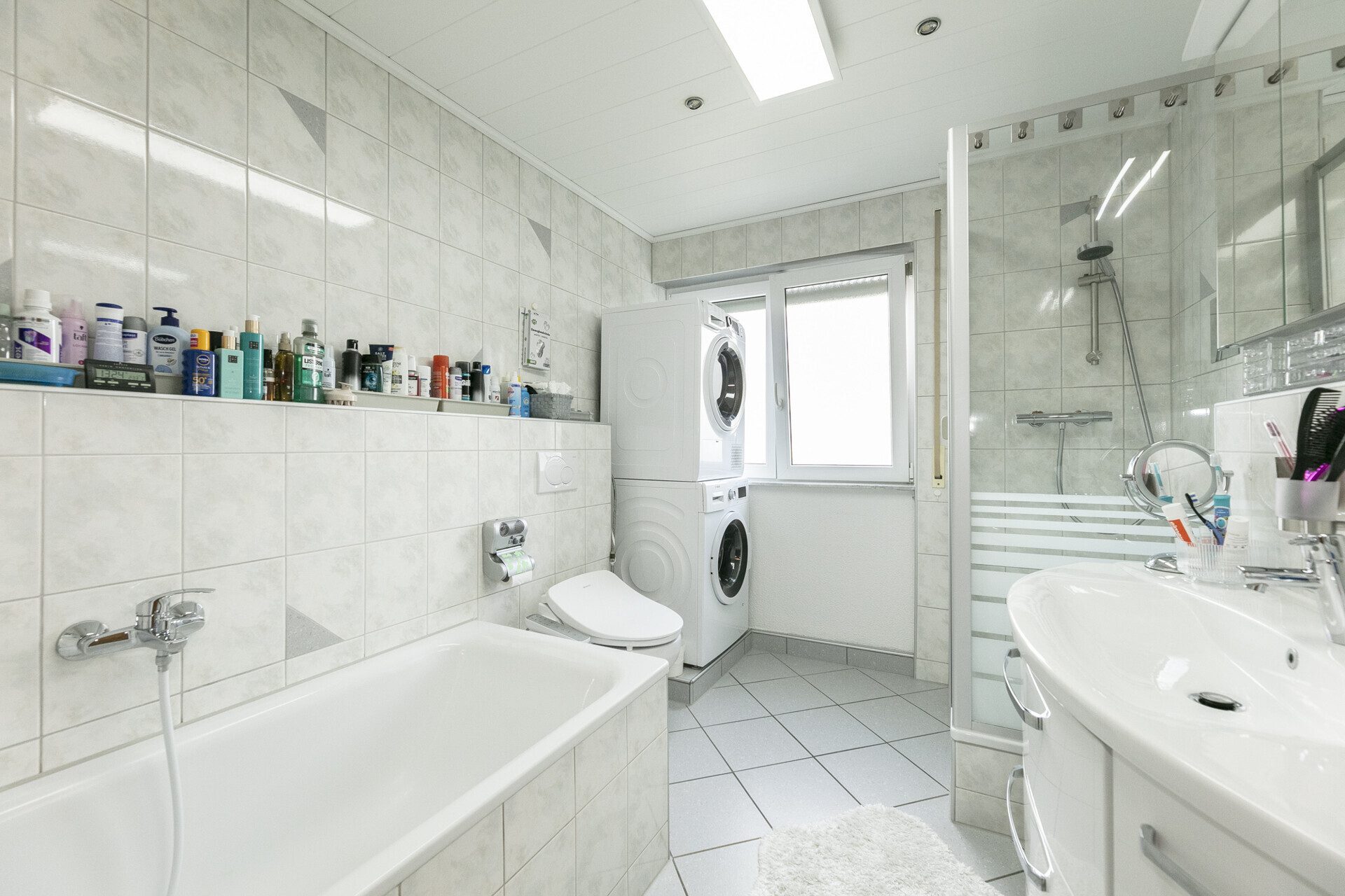 Immobilienangebot - Ulm - Alle - Großzügig wohnen, stilvoll leben -
Moderne 4-Zi-Wohnung mit Aufzug & Balkon