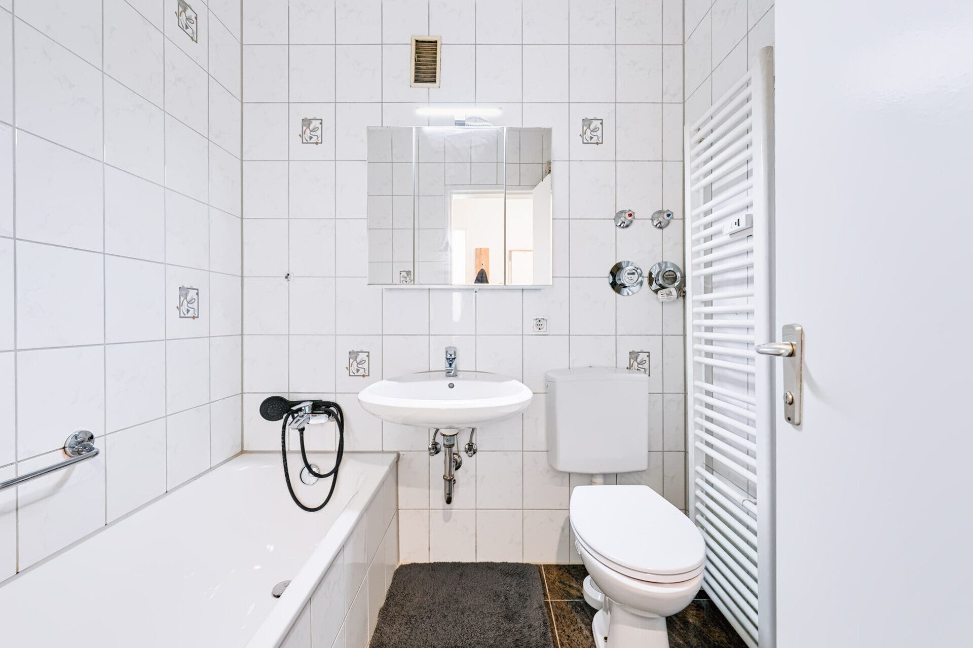 Immobilienangebot - Ulm - Alle - Ruhige 2-Zimmer-Wohnung mit Balkon, Aufzug und Garage!