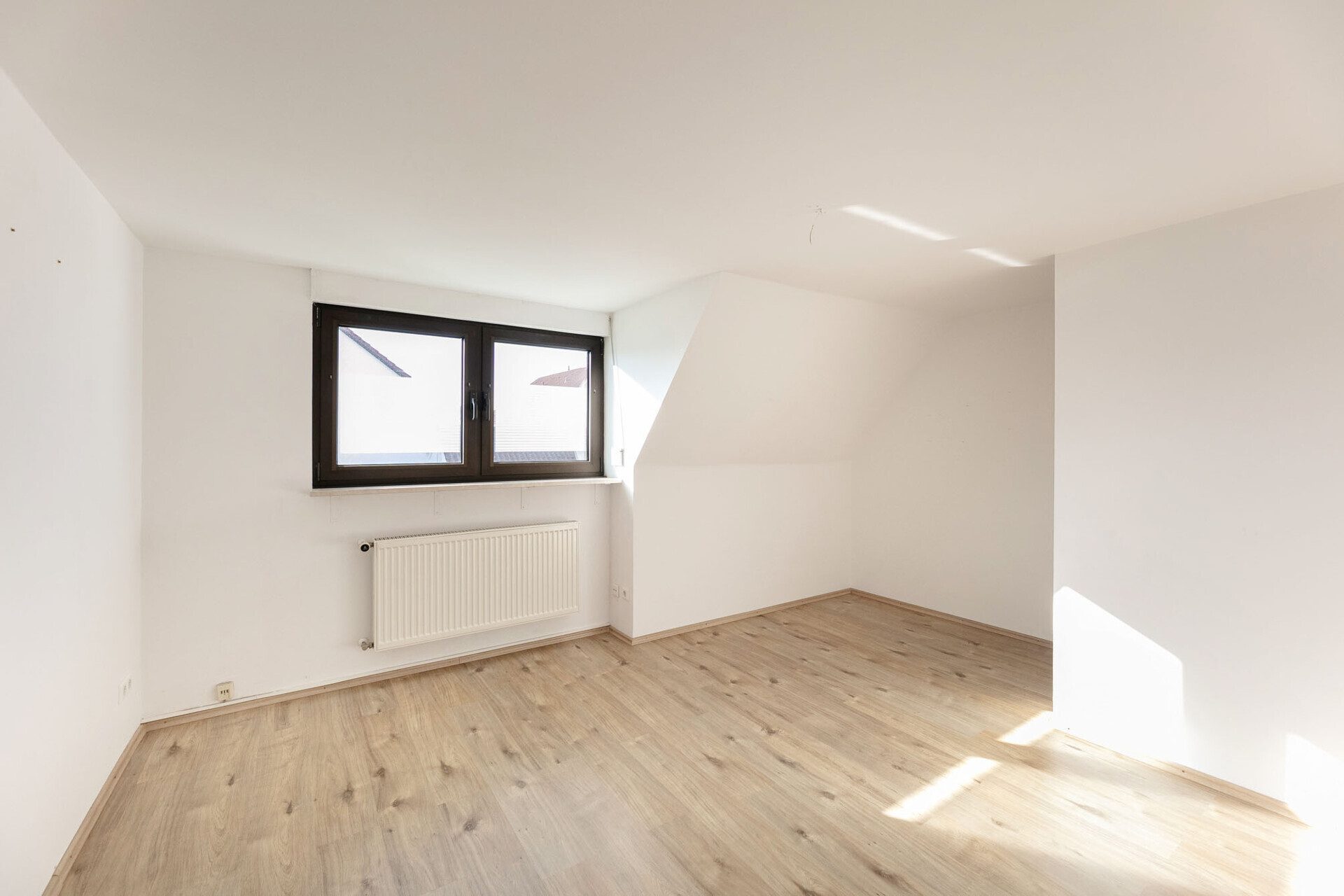 Immobilienangebot - Neu-Ulm/Burlafingen - Alle - Wohnen und Arbeiten unter einem Dach - großes ZFH mit viel Lagerfläche