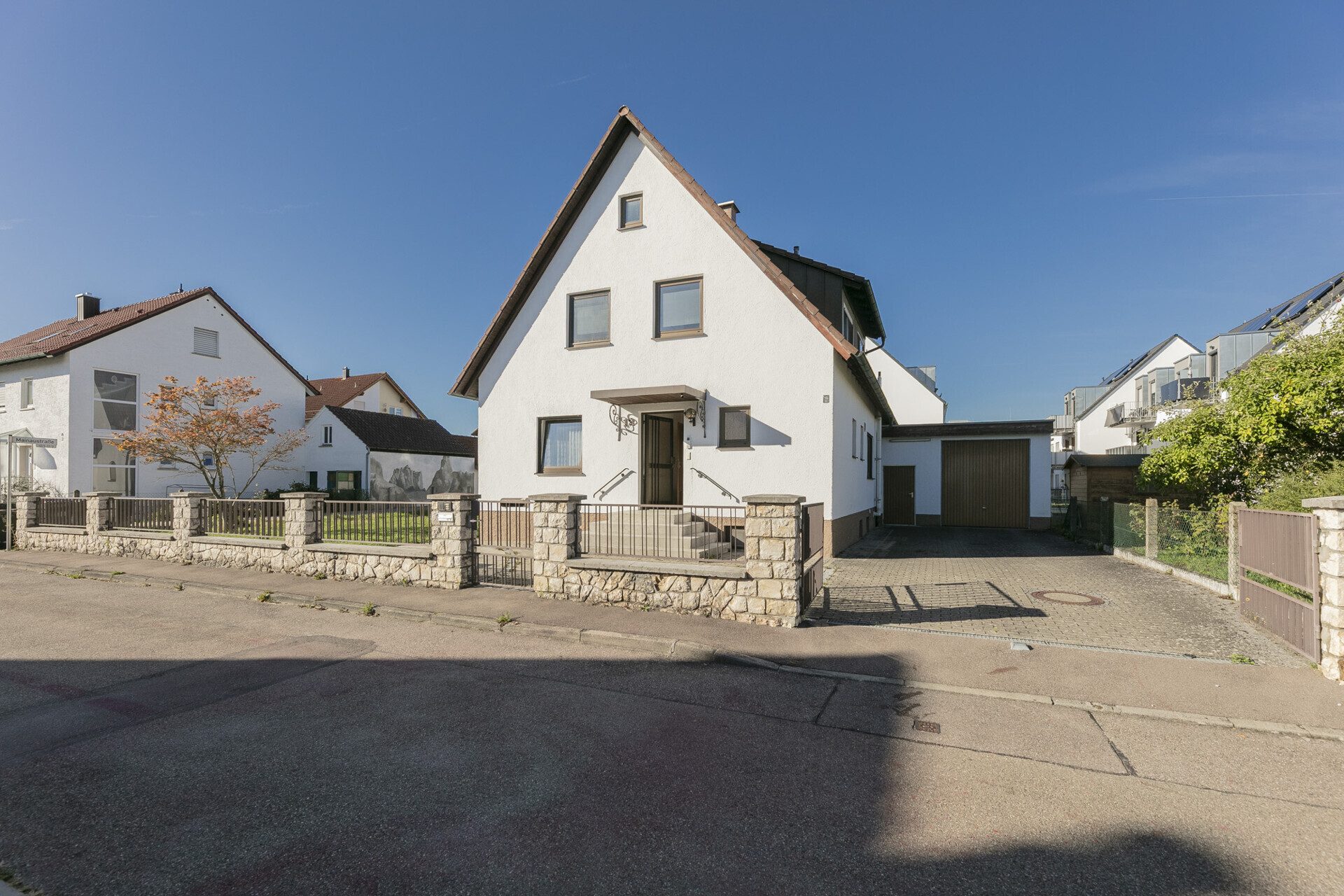 Immobilienangebot - Neu-Ulm/Burlafingen - Alle - Wohnen und Arbeiten unter einem Dach - großes ZFH mit viel Lagerfläche