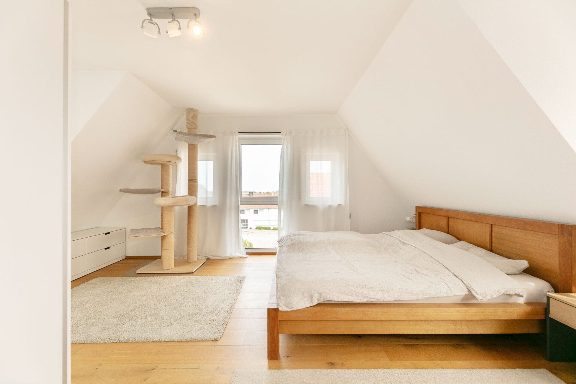 Immobilienangebot - Dornstadt / Tomerdingen - Alle - Dachgeschossflair trifft Wohnkomfort: 3,5 Zi. mit Balkon und Tiefgaragenstellplatz