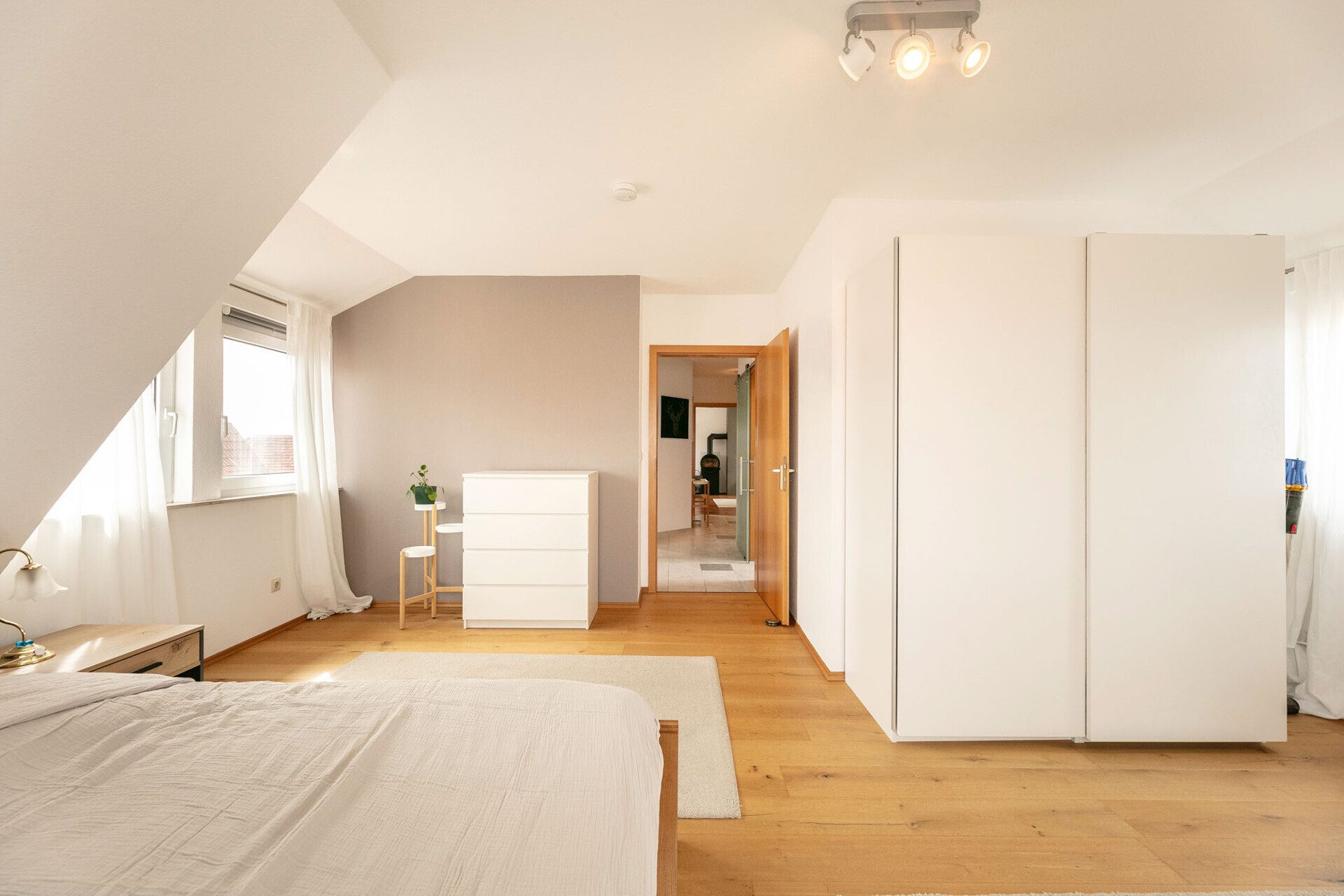 Immobilienangebot - Dornstadt / Tomerdingen - Alle - Dachgeschossflair trifft Wohnkomfort: 3,5 Zi. mit Balkon und Tiefgaragenstellplatz
