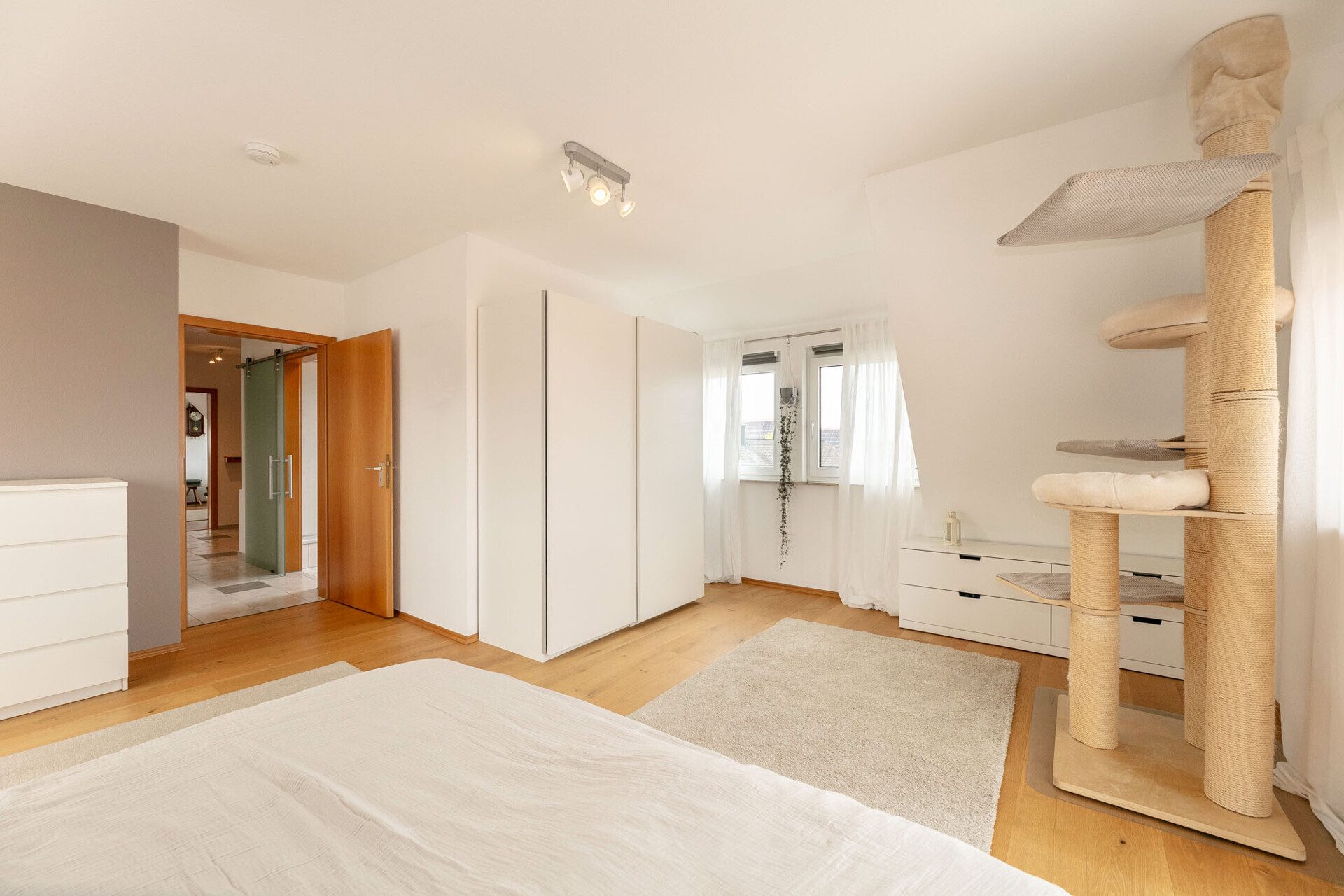 Immobilienangebot - Dornstadt / Tomerdingen - Alle - Dachgeschossflair trifft Wohnkomfort: 3,5 Zi. mit Balkon und Tiefgaragenstellplatz