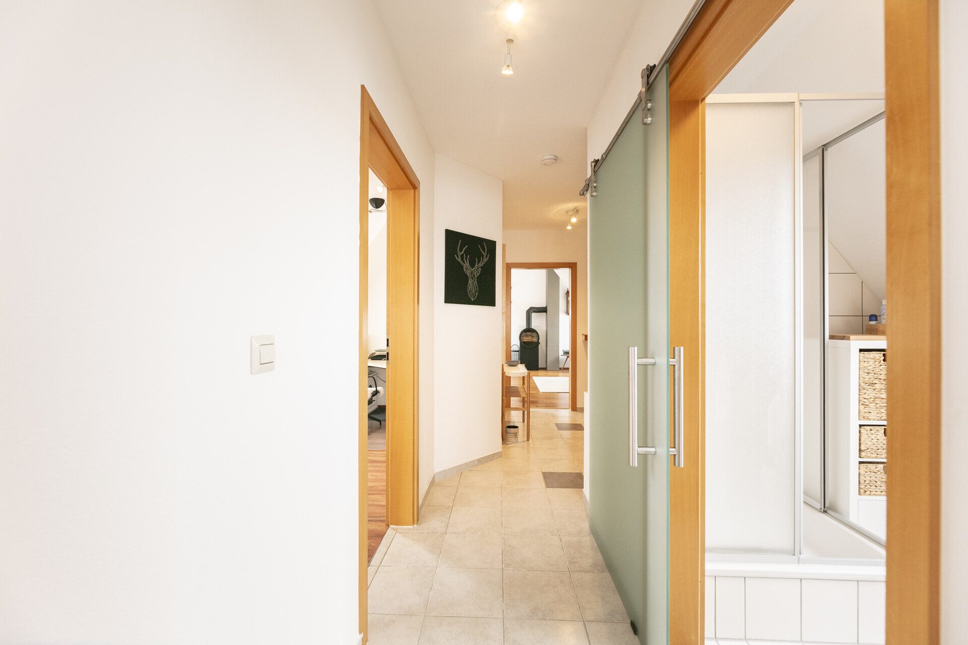Immobilienangebot - Dornstadt / Tomerdingen - Alle - Dachgeschossflair trifft Wohnkomfort: 3,5 Zi. mit Balkon und Tiefgaragenstellplatz