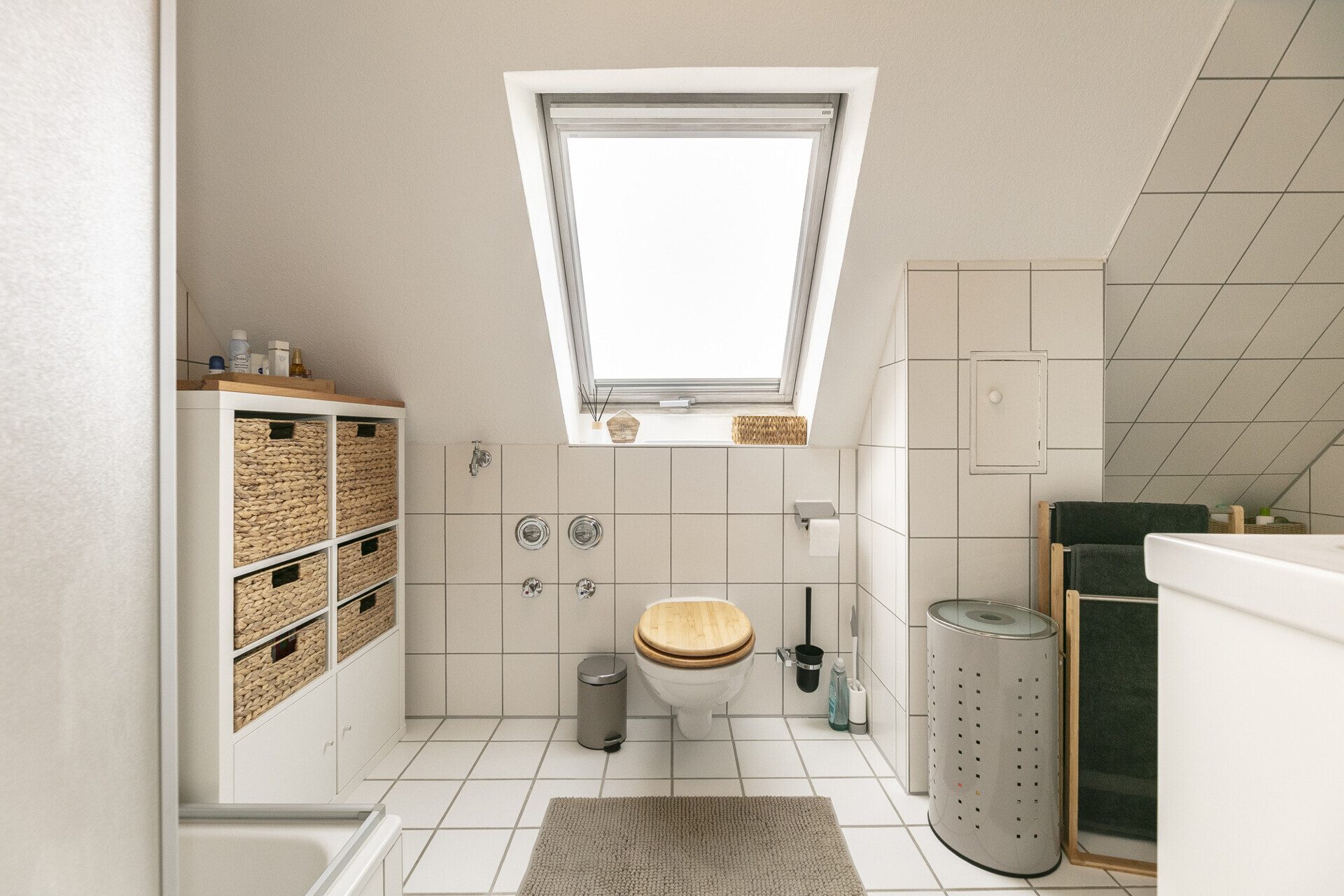 Immobilienangebot - Dornstadt / Tomerdingen - Alle - Dachgeschossflair trifft Wohnkomfort: 3,5 Zi. mit Balkon und Tiefgaragenstellplatz