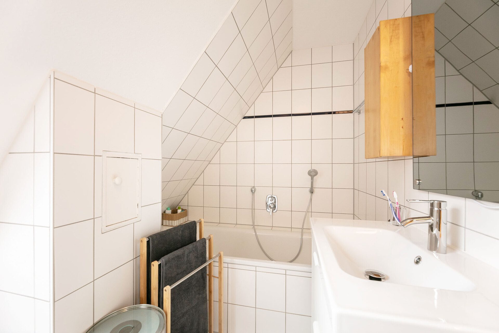 Immobilienangebot - Dornstadt / Tomerdingen - Alle - Dachgeschossflair trifft Wohnkomfort: 3,5 Zi. mit Balkon und Tiefgaragenstellplatz