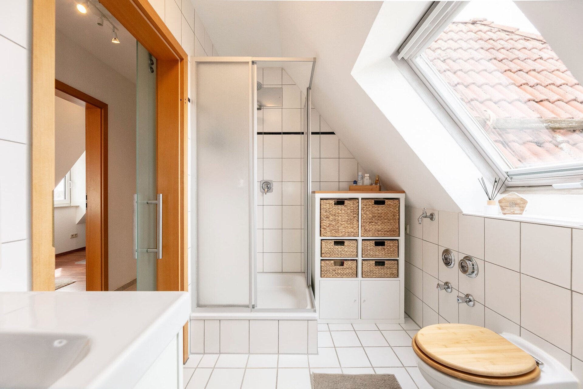 Immobilienangebot - Dornstadt / Tomerdingen - Alle - Dachgeschossflair trifft Wohnkomfort: 3,5 Zi. mit Balkon und Tiefgaragenstellplatz