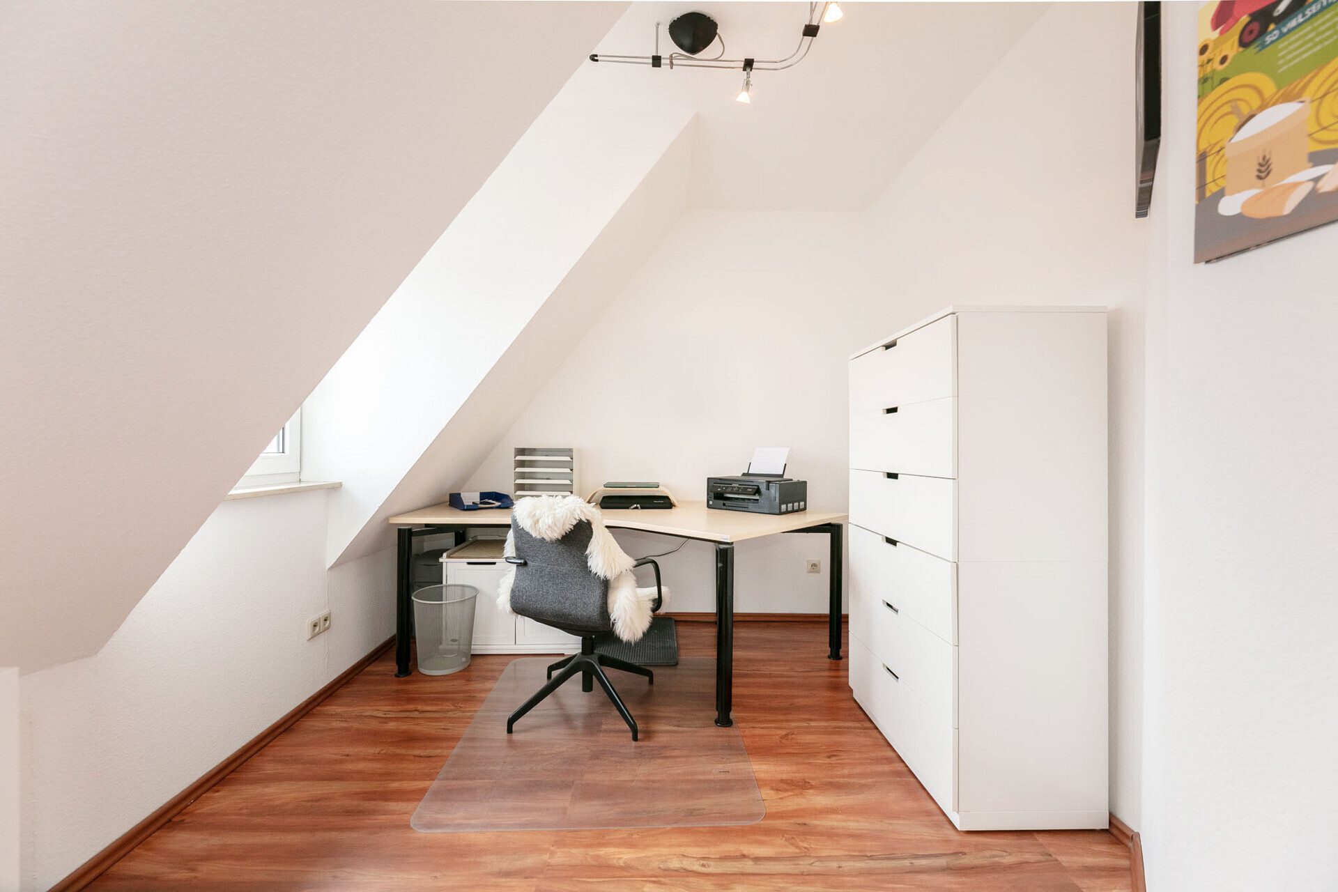 Immobilienangebot - Dornstadt / Tomerdingen - Alle - Dachgeschossflair trifft Wohnkomfort: 3,5 Zi. mit Balkon und Tiefgaragenstellplatz