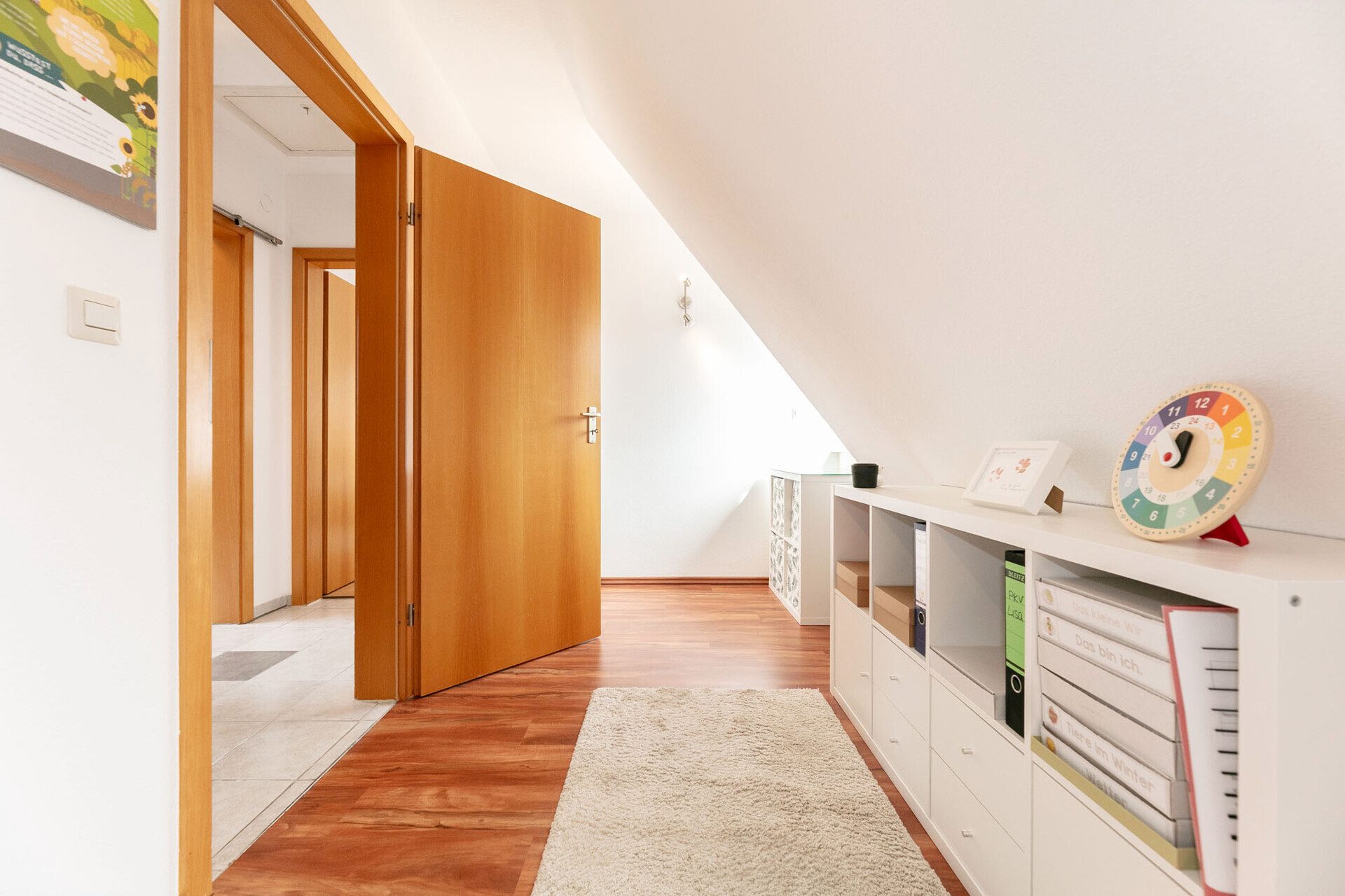 Immobilienangebot - Dornstadt / Tomerdingen - Alle - Dachgeschossflair trifft Wohnkomfort: 3,5 Zi. mit Balkon und Tiefgaragenstellplatz