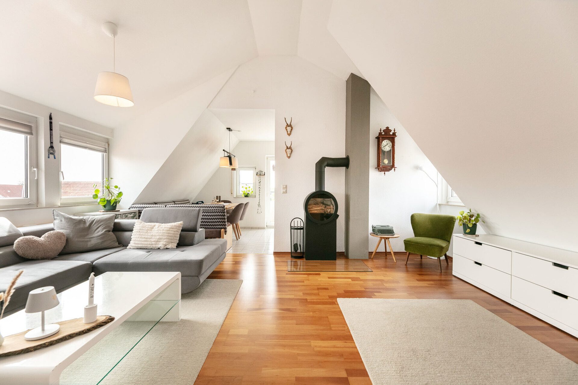 Immobilienangebot - Dornstadt / Tomerdingen - Alle - Dachgeschossflair trifft Wohnkomfort: 3,5 Zi. mit Balkon und Tiefgaragenstellplatz