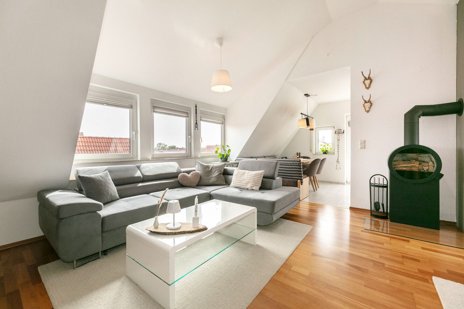 Immobilienangebot - Dornstadt / Tomerdingen - Alle - Dachgeschossflair trifft Wohnkomfort: 3,5 Zi. mit Balkon und Tiefgaragenstellplatz