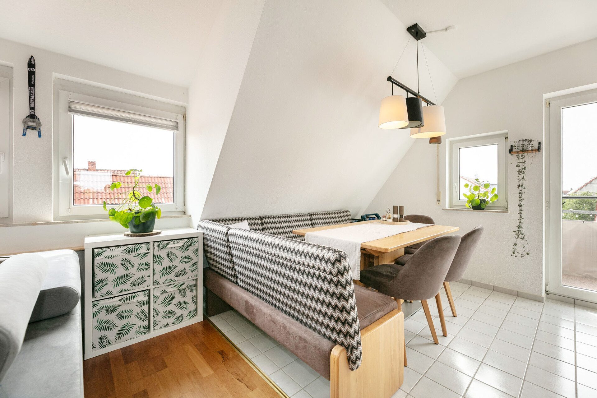 Immobilienangebot - Dornstadt / Tomerdingen - Alle - Dachgeschossflair trifft Wohnkomfort: 3,5 Zi. mit Balkon und Tiefgaragenstellplatz