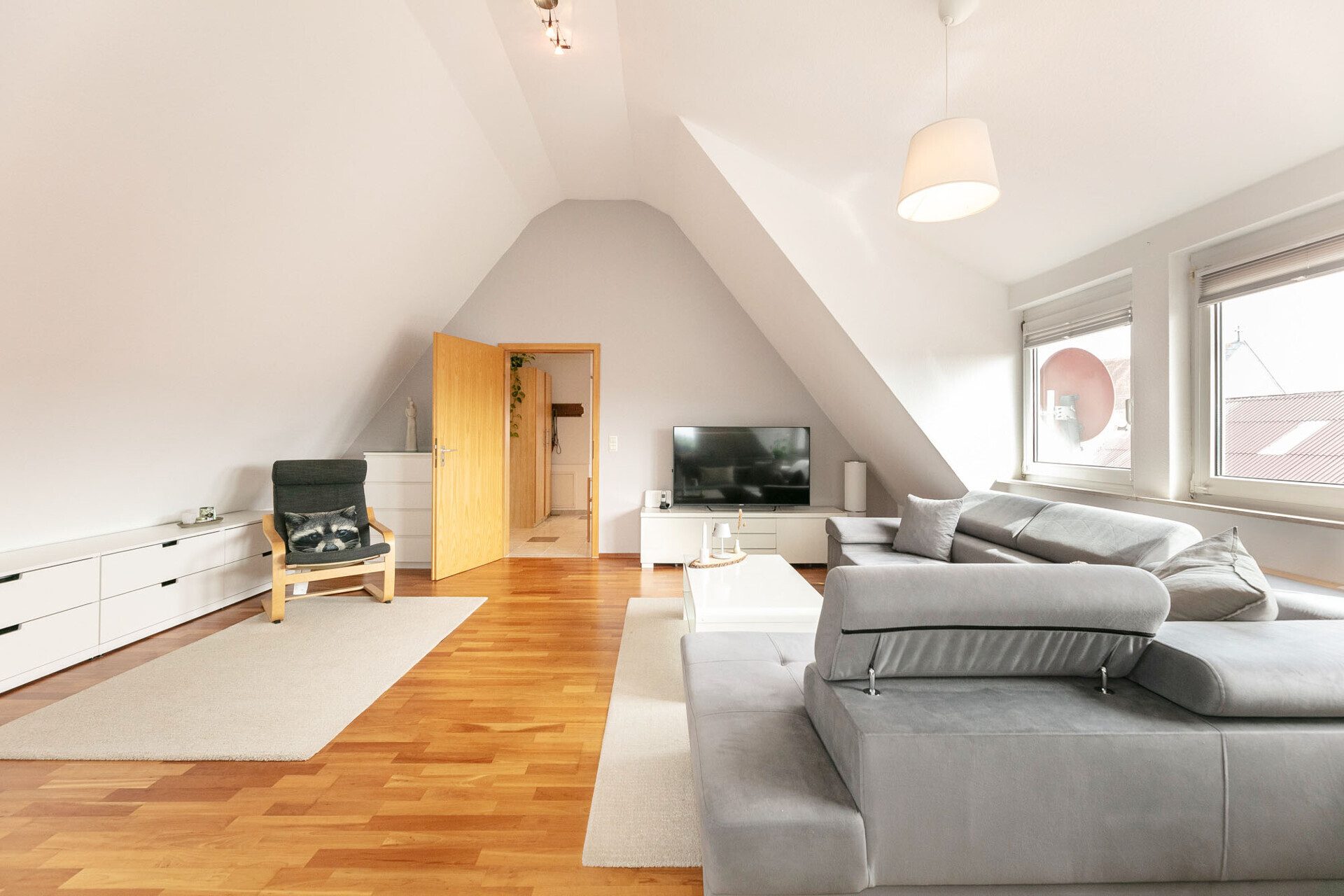 Immobilienangebot - Dornstadt / Tomerdingen - Alle - Dachgeschossflair trifft Wohnkomfort: 3,5 Zi. mit Balkon und Tiefgaragenstellplatz
