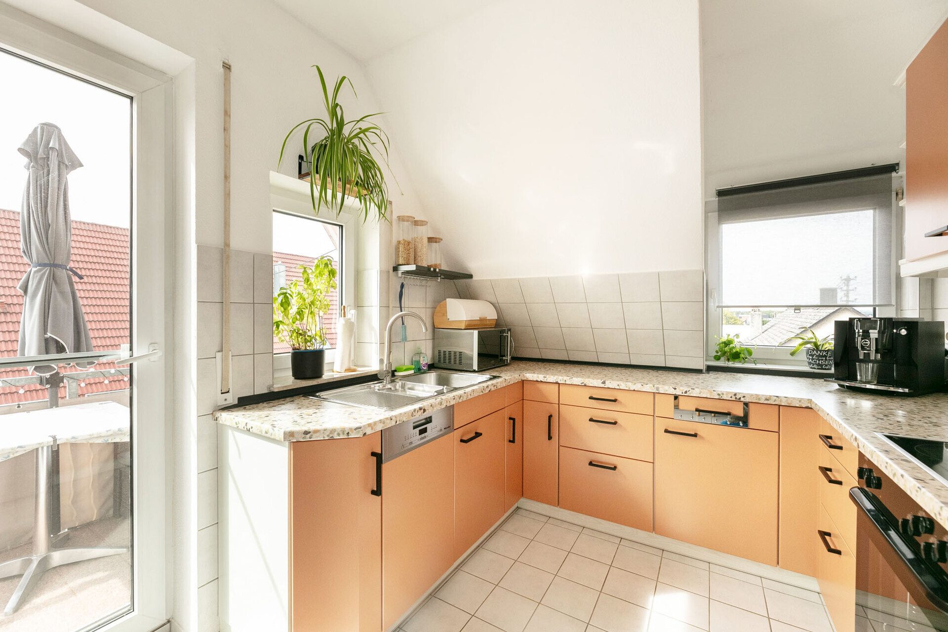 Immobilienangebot - Dornstadt / Tomerdingen - Alle - Dachgeschossflair trifft Wohnkomfort: 3,5 Zi. mit Balkon und Tiefgaragenstellplatz