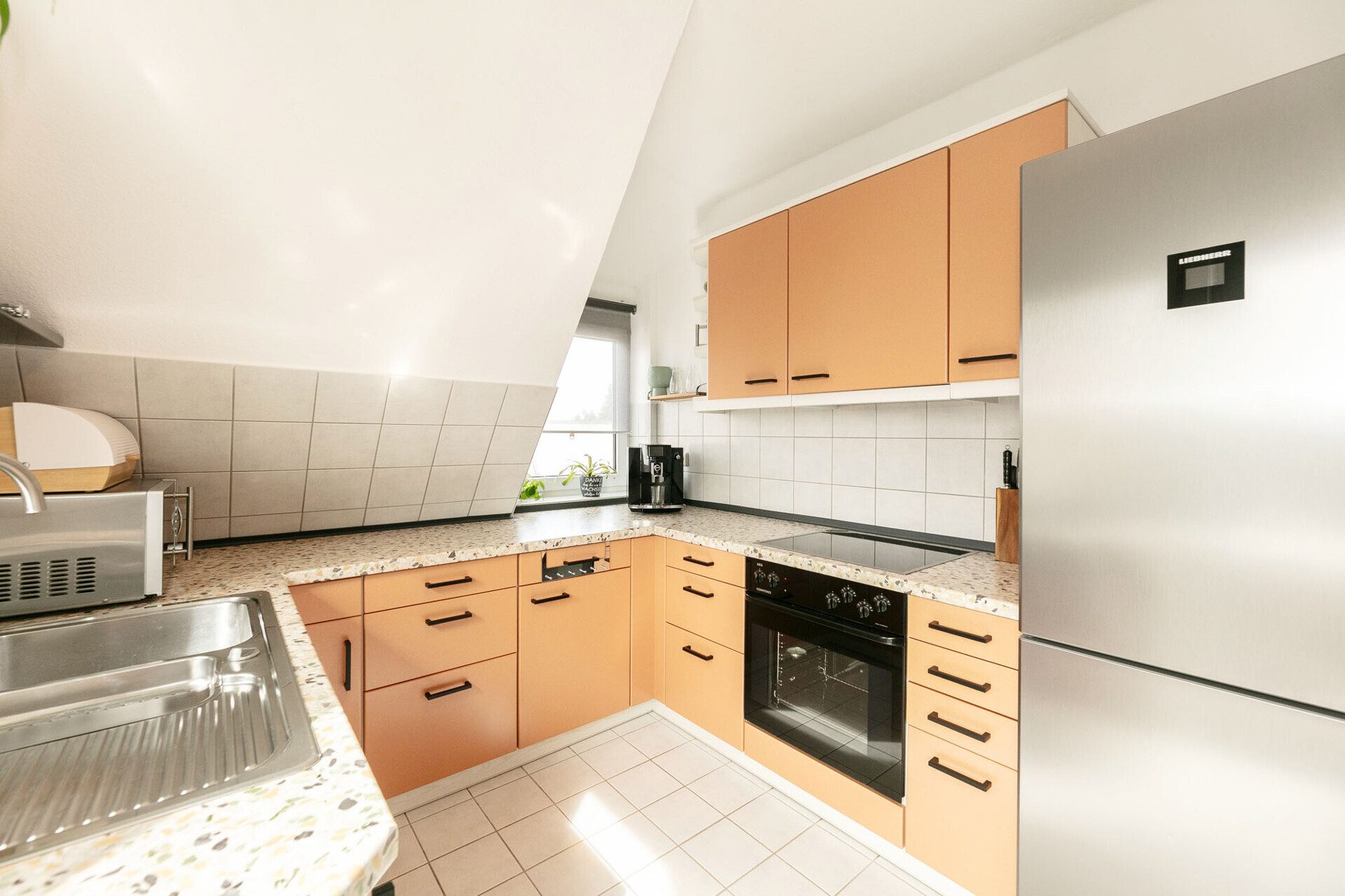 Immobilienangebot - Dornstadt / Tomerdingen - Alle - Dachgeschossflair trifft Wohnkomfort: 3,5 Zi. mit Balkon und Tiefgaragenstellplatz