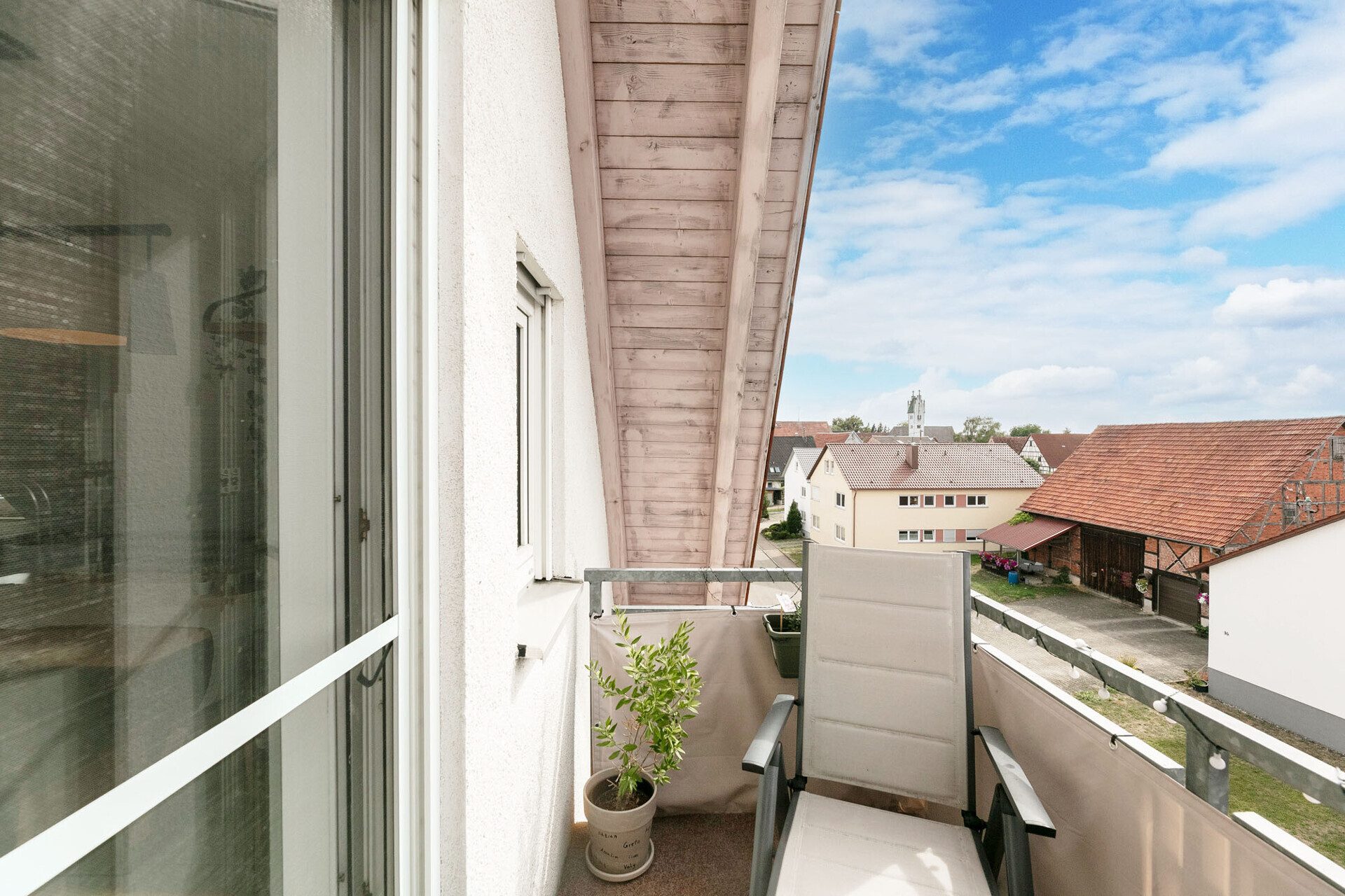 Immobilienangebot - Dornstadt / Tomerdingen - Alle - Dachgeschossflair trifft Wohnkomfort: 3,5 Zi. mit Balkon und Tiefgaragenstellplatz