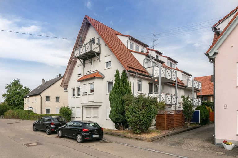 Immobilienangebot - Dornstadt / Tomerdingen - Alle - Dachgeschossflair trifft Wohnkomfort: 3,5 Zi. mit Balkon und Tiefgaragenstellplatz