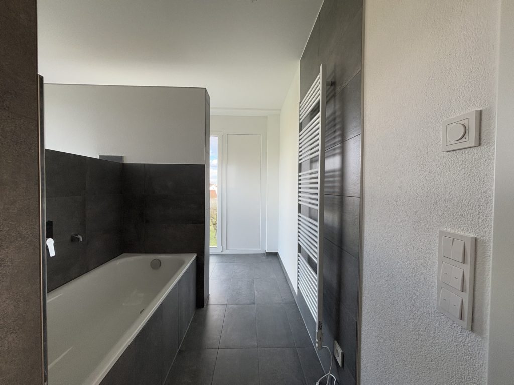 Hirn Immobilien GmbH - Immobilienangebot - Langenau - Wohnungen - 4,5 ZIMMER PENTHOUSE-WOHNUNG IM DG - "WOHNEN IM PARK" IN LANGENAU - A16