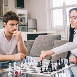 Paar spielt Schach