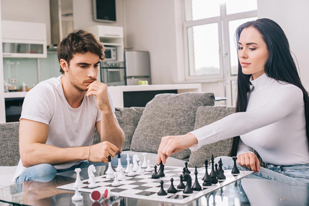 Paar spielt Schach
