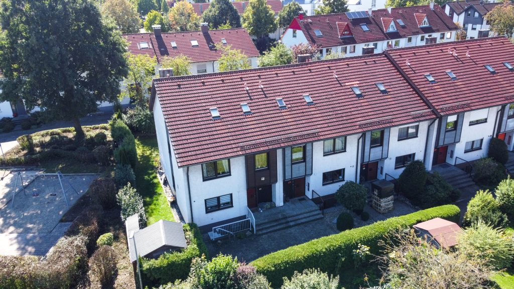 Hirn Immobilien GmbH - Immobilienangebot - Ulm / Gögglingen - Alle - ZUHAUSE IM FAMILIENGLÜCK: GROSSES
REIHENECKHAUS IN ULM/GÖGGLINGEN