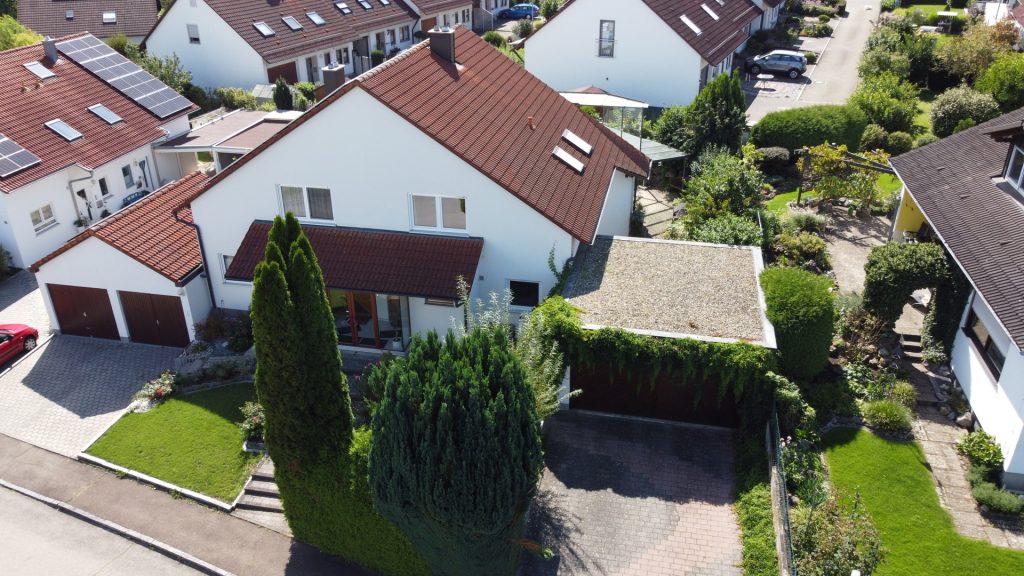 Drohnenansicht I Hirn Immobilien GmbH - Immobilienangebot - Illerkirchberg - Häuser - IHR TRAUMHAUS ERWARTET SIE: DOPPELHAUSHÄLFTE IN ILLERKIRCHBERG