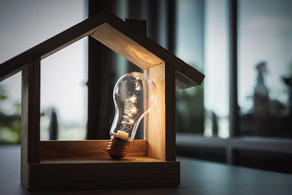 Glühbirne in einem Holzhaus: Immobiliensuche