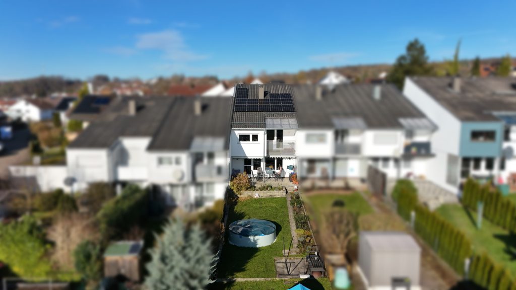 Hirn Immobilien GmbH - Immobilienangebot - Lonsee - Häuser - ATTRAKTIVES REIHENHAUS MIT INNOVATIVEM SPLIT-LEVEL-GRUNDRISS – SOFORT EINZUGSBEREIT!