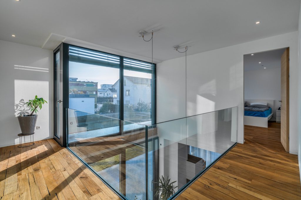 Hirn Immobilien GmbH - Immobilienangebot - Ulm - Häuser - Exklusives Einfamilienhaus in Böfingen-Lettenwald: Modernes Wohnen mit Luxus und Privatsphäre