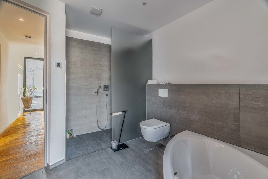 Hirn Immobilien GmbH - Immobilienangebot - Ulm - Häuser - Exklusives Einfamilienhaus in Böfingen-Lettenwald: Modernes Wohnen mit Luxus und Privatsphäre