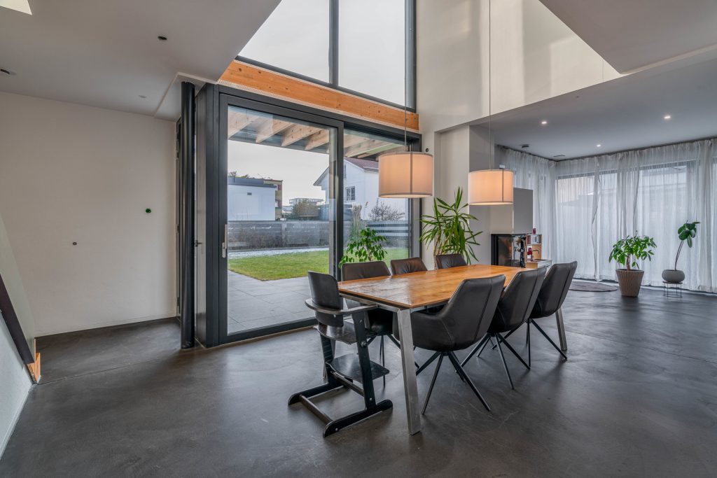 Hirn Immobilien GmbH - Immobilienangebot - Ulm - Häuser - Exklusives Einfamilienhaus in Böfingen-Lettenwald: Modernes Wohnen mit Luxus und Privatsphäre