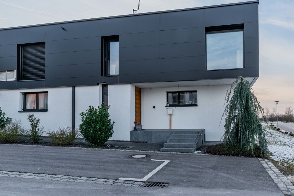 Hirn Immobilien GmbH - Immobilienangebot - Ulm - Häuser - Exklusives Einfamilienhaus in Böfingen-Lettenwald: Modernes Wohnen mit Luxus und Privatsphäre