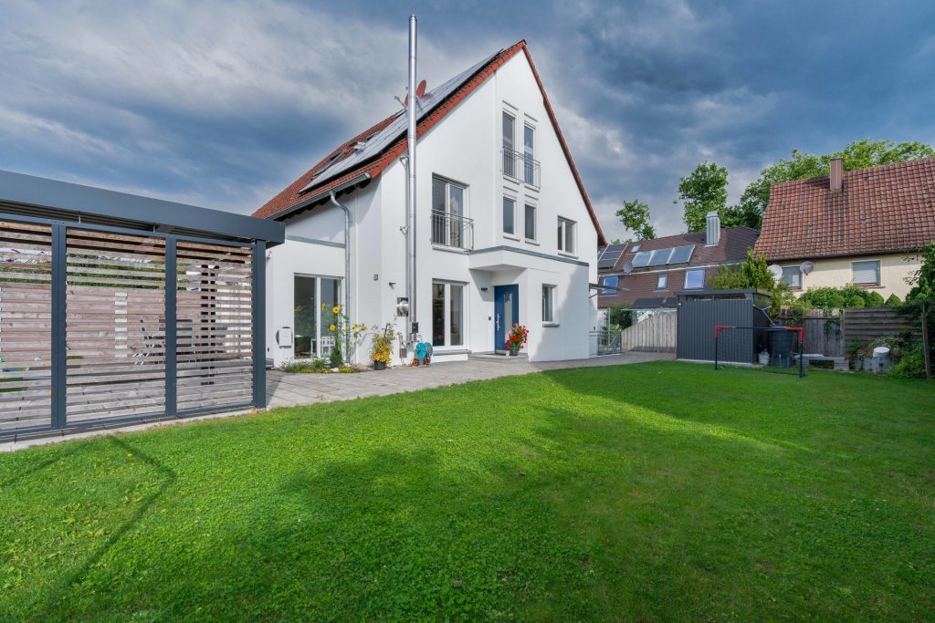 Hirn Immobilien GmbH - Immobilienangebot - Langenau - Häuser - CHARMANTE DOPPELHAUSHÄLFTE MIT PV-ANLAGE UND SPEICHER IM HERZEN VON LANGENAU