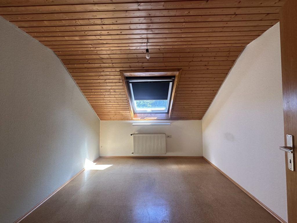 Hirn Immobilien GmbH - Immobilienangebot - Langenau / Hörvelsingen - Wohnungen - Dachgeschosswohnung mit Süd-West Balkon in ruhiger Lage in Langenau/ Hörvelsingen