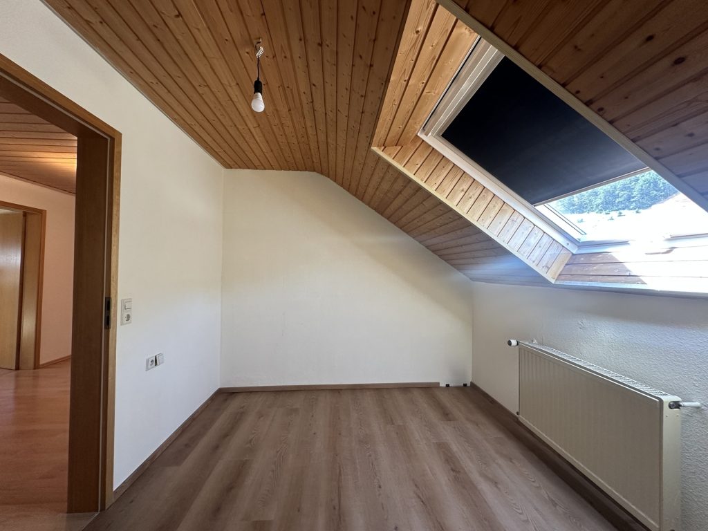 Hirn Immobilien GmbH - Immobilienangebot - Langenau / Hörvelsingen - Wohnungen - Dachgeschosswohnung mit Süd-West Balkon in ruhiger Lage in Langenau/ Hörvelsingen