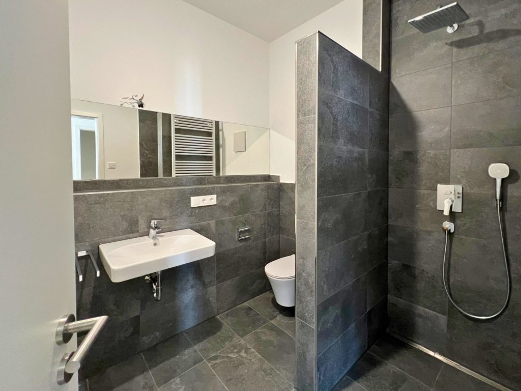 Hirn Immobilien GmbH - Immobilienangebot - Langenau - Wohnungen - Einziehen und wohlfühlen, moderne 2-Zimmer-Wohnung im 2. OG mit großer Süd-Ost-Terrasse in Langenau