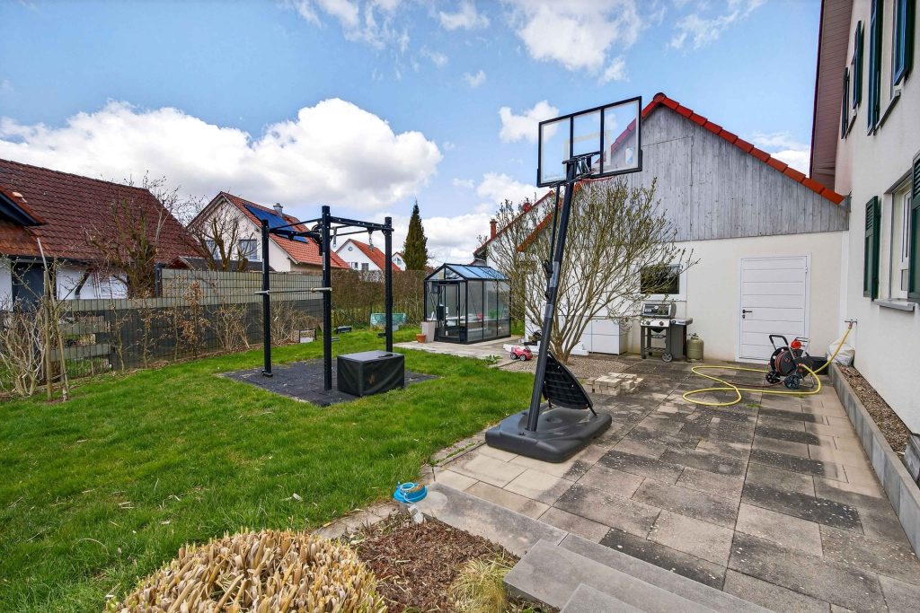 Hirn Immobilien GmbH - Immobilienangebot - Bibertal - Häuser - Exklusives Wohnen in Bibertal – Hochwertiges Einfamilienhaus mit Stil