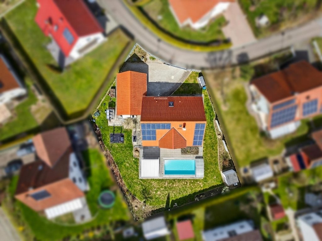 Hirn Immobilien GmbH - Immobilienangebot - Bibertal - Häuser - Exklusives Wohnen in Bibertal – Hochwertiges Einfamilienhaus mit Stil