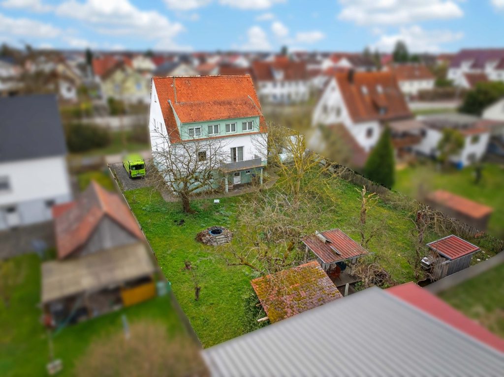 Hirn Immobilien GmbH - Immobilienangebot - Nersingen - Häuser - Einfamilienhaus in Nersingen – Familienfreundliches Wohnen mit Garten und viel Platz für Fahrzeuge