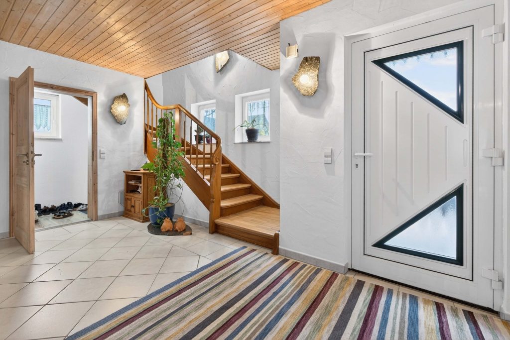 Hirn Immobilien GmbH - Immobilienangebot - Nersingen - Häuser - Einfamilienhaus in Nersingen – Familienfreundliches Wohnen mit Garten und viel Platz für Fahrzeuge