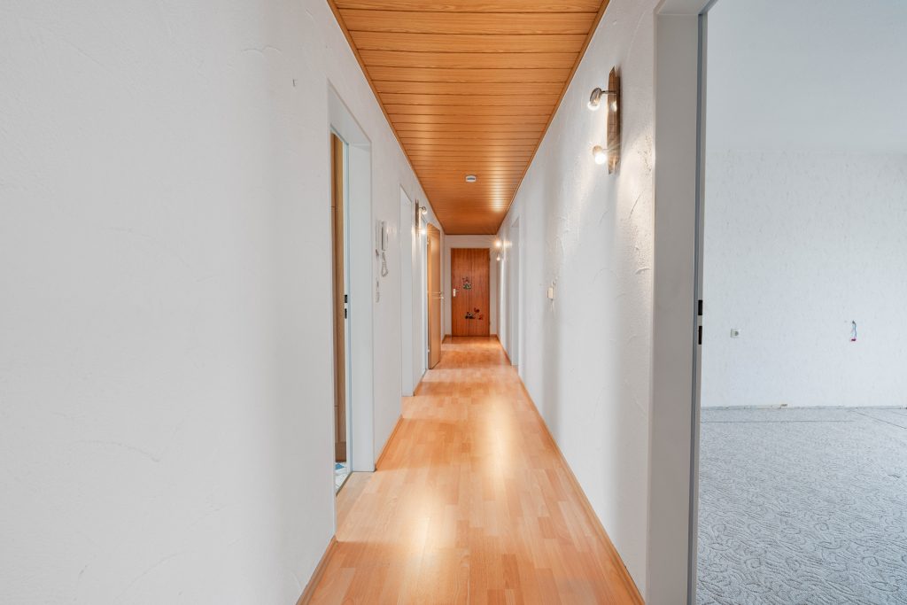 Hirn Immobilien GmbH - Immobilienangebot - Neu-Ulm / Pfuhl - Wohnungen - 4-Zimmer Dachgeschosswohnung mit Balkon und Garage in beliebter Lage von Neu-Ulm/Pfuhl