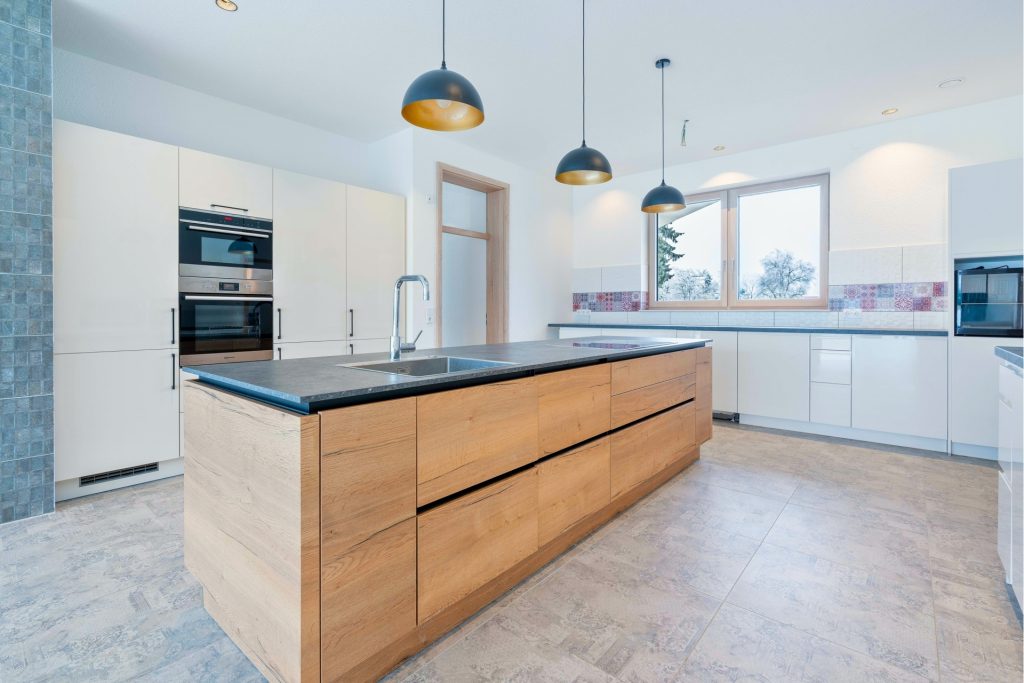 Hirn Immobilien GmbH - Immobilienangebot - Oberstadion - Häuser - Selten am Markt: Großzügiges Einfamilienhaus mit exklusiver Ausstattung und besonderem Charme.